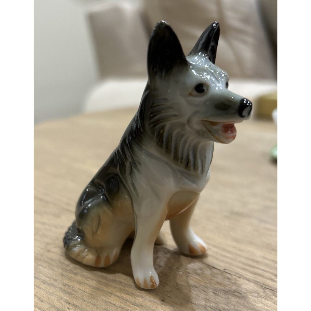 Vtg German Shepherd Figure 3.5” Sitting Dog Bone‎ China Painted Glossy Figurine